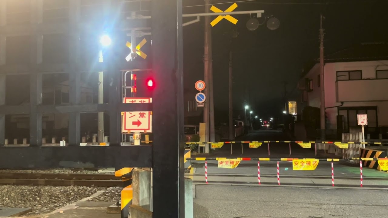 伊勢崎市境町駅近くの踏切列車通過