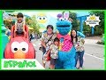 Ryan conoce a Cookie Monster en el parque de Universal Studios con patio de recreo para Niños