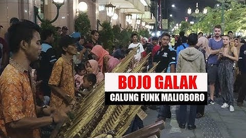 BULE CANTIK SENENG NONTON PERFORMANCE CALUNG FUNK MALIOBORO YOGYAKARTA