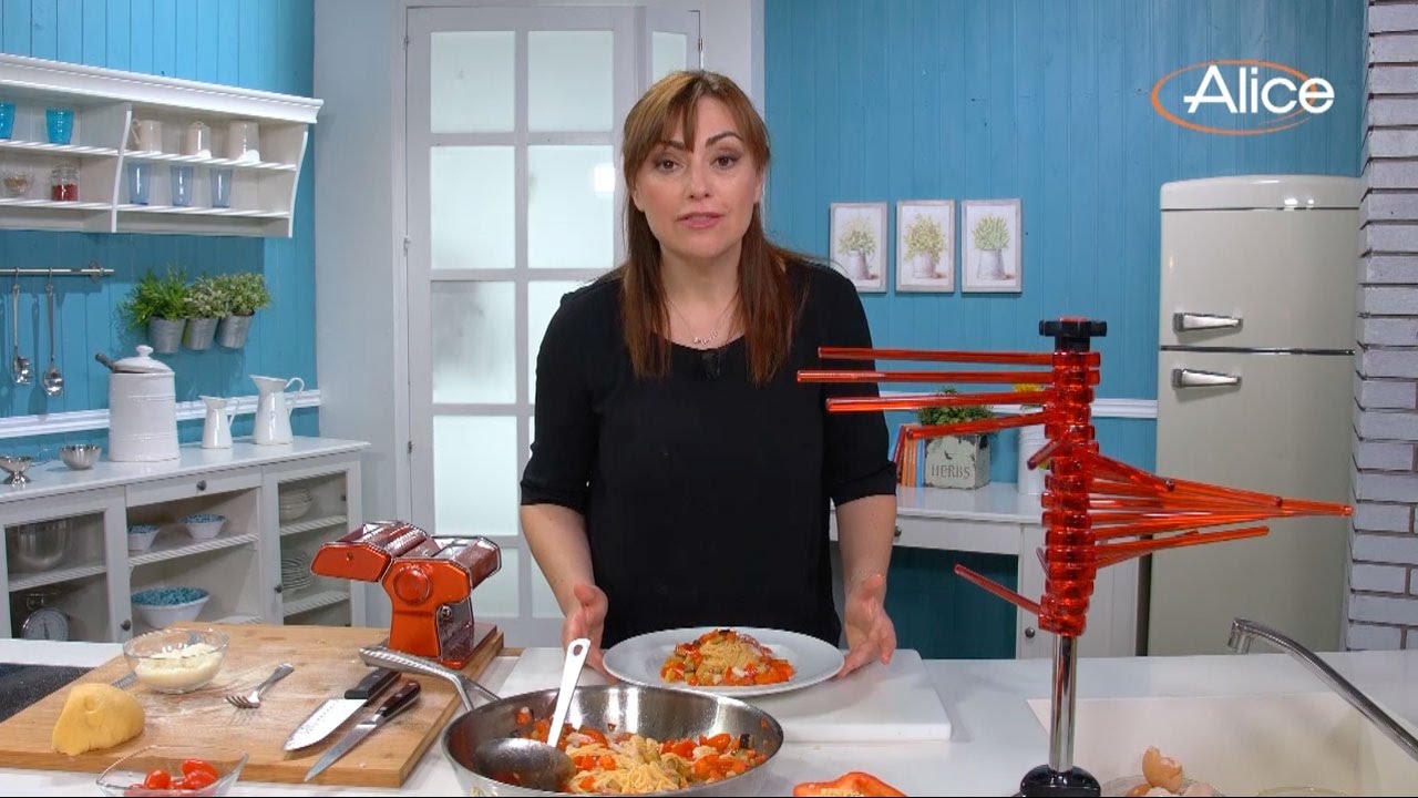 Tagliolini con peperoni, melanzane e calamari