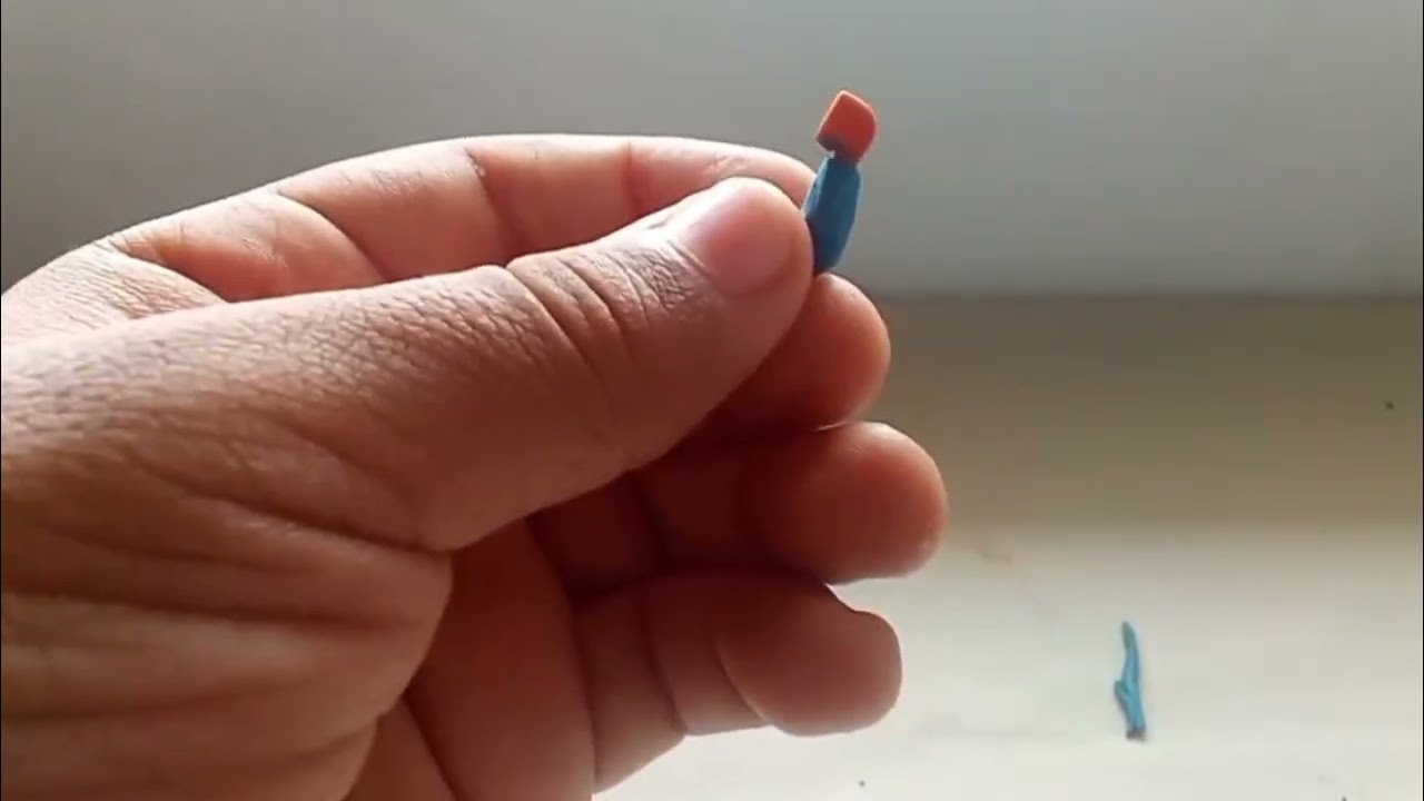 Reparar brazo de mini figura Lego con plastilina