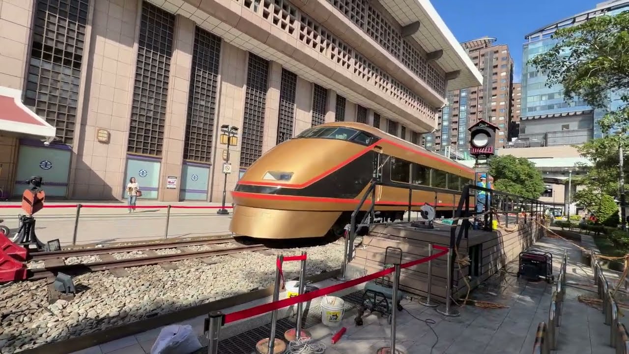 2025.12.2台灣鐵路 東武鐵道友好協定 締結 10 週年 東武鐵道贈送一輛100系特急列車「日光詣SPACIA(スペーシア)」 運抵 台鐵 台北車站東三門側首日 縮圖