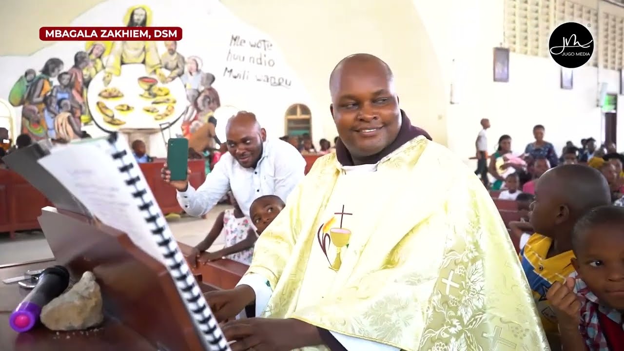 Padre Prosper Kessy Aingia Kwenye Kinanda Katikati ya Misa,Apiga Wimbo kwa Shangwe kwa Mapadre Wapya