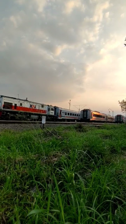Sore itu bersamamu, story WA... #wa #story #indonesia #kereta #senja