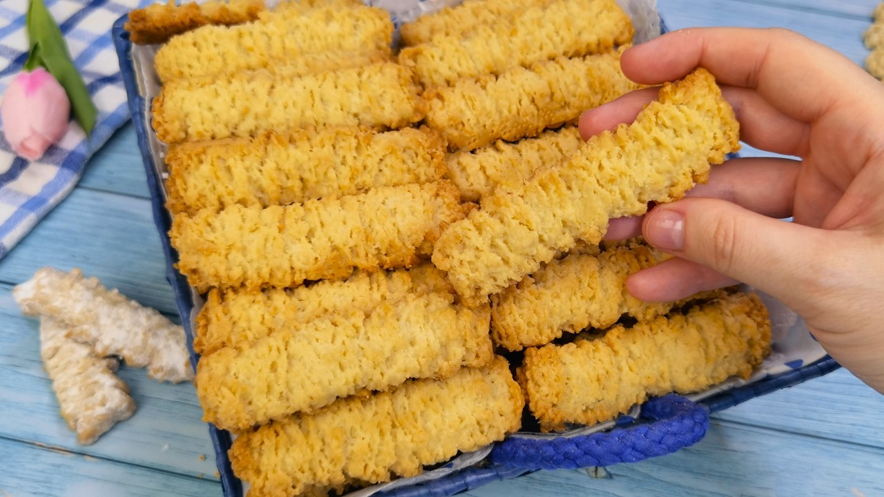 Cu 1 cana de ulei faci 50 de bucati! Biscuiti de casa de post, super fragezi si spornici!