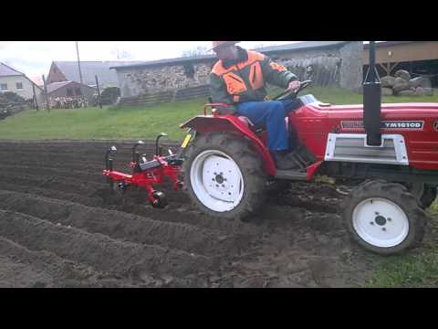Video: Kartoffeln Anhäufen Mit Einem Handgeführten Traktor: Wie Deckt Man Kartoffeln Mit Einem Husqvarna TF-338, 