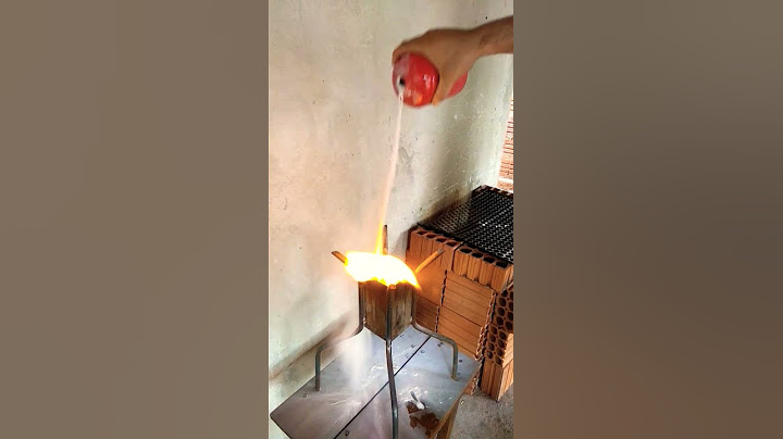 Extintor vês de apagar o fogo 🔥 a que o fogo levantou kkkk