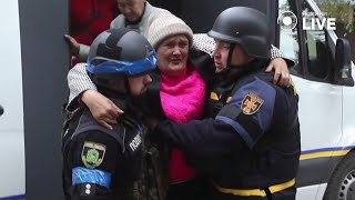 ‼️ Поліція евакуює жителів Вовчанська через російський обстріл. Відео з місця подій | Новини.LIVE