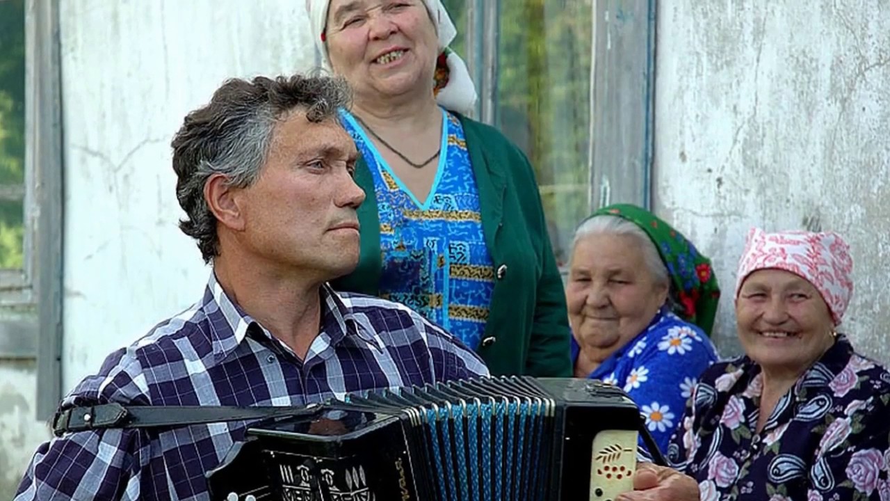 Поет песни под гармонь. Поющая деревня. Бабушка поет. Старики поют. Баянист в деревне.