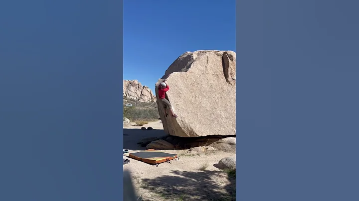 Joshua Tree Bouldering: Lechlinski Corner V3