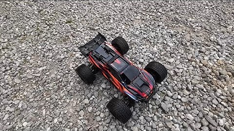 Traxxas Mini XRT unboxing speed test 2s and 3s parking lot bash