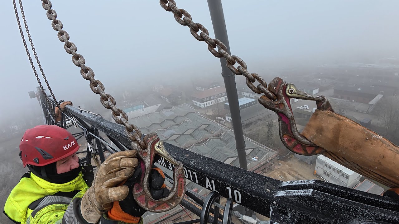 Teildemontage eines 80 Meter Kranauslegers