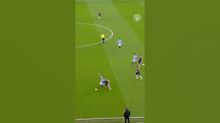 A DOUBLE NUTMEG 😱 AND PEPS REACTION 😮‍💨 #mancity #football #skills #shorts #shortsvideo #shortsfeed
