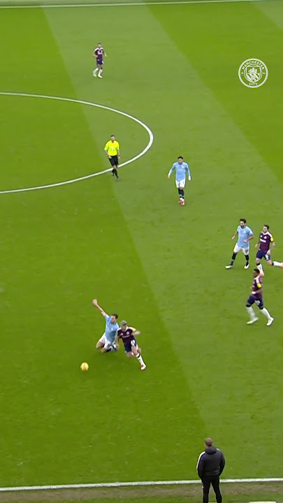 A DOUBLE NUTMEG 😱 AND PEPS REACTION 😮‍💨 #mancity #football #skills #shorts #shortsvideo #shortsfeed