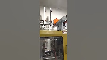 CARTESIAN ROBOT for Injection molding machine. pick up product and runner separtely.