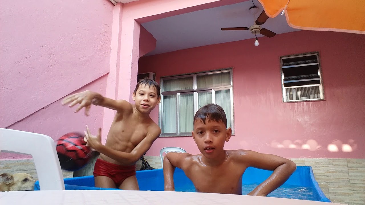 Jogando rendboll na piscina