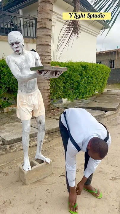 The moving statue 😳 #short #shortviral #trending #trendingshorts #trendingstatus
