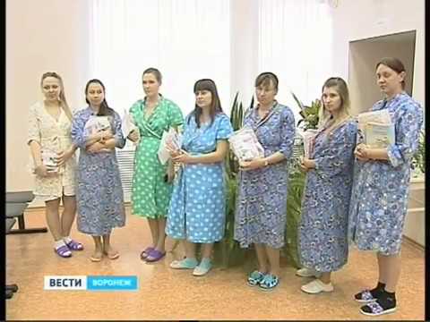 В Воронеже молодым мамам перед выпиской сделали причёски и м В Воронеже молодым мамам перед выпиской сделали причёски и м