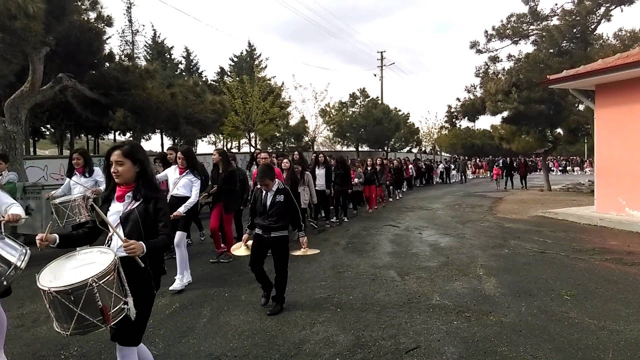 Okul Bandosu eşliğinde bayram yerine hareket