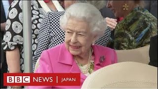 エリザベス英女王、花の祭典をゴルフカートで見学