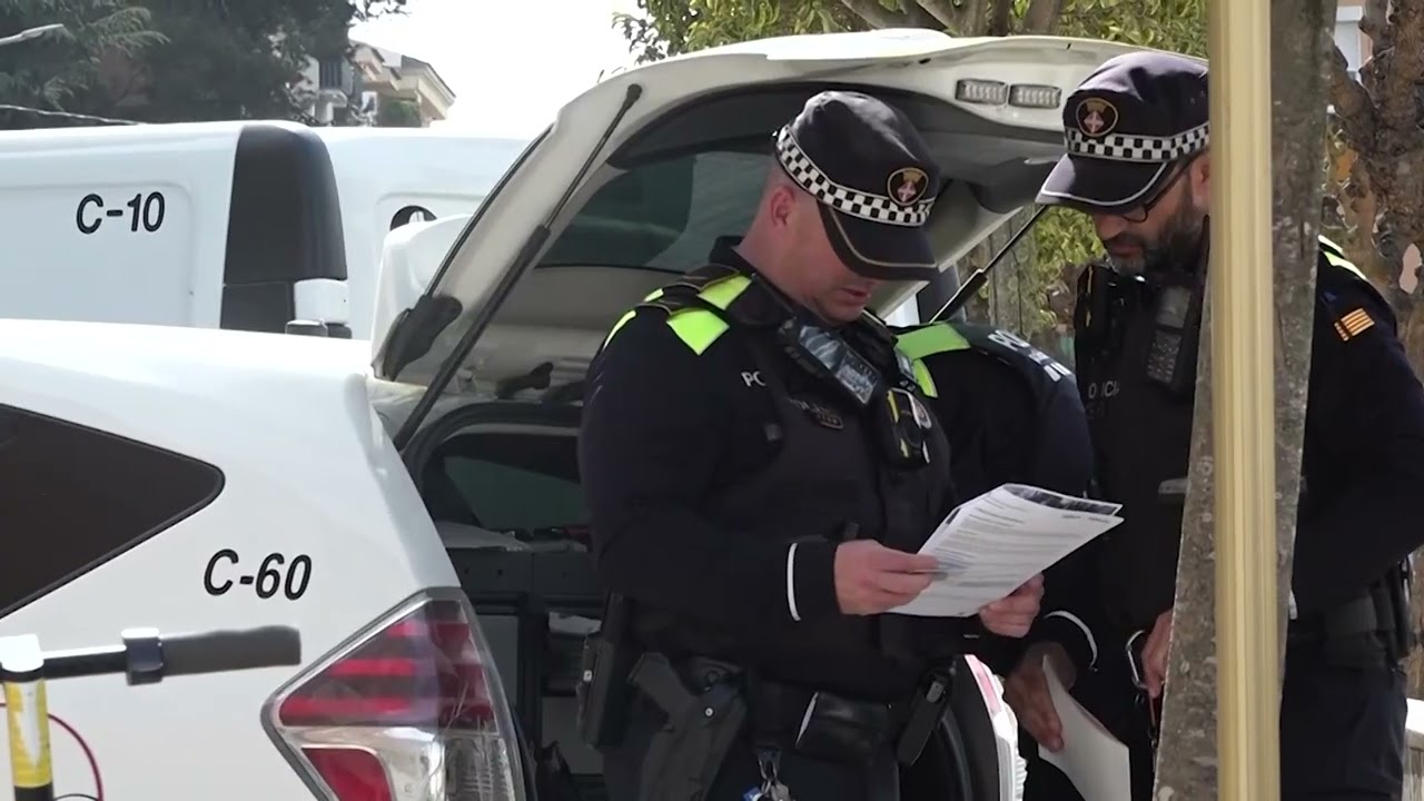 Un cotxe s’encasta contra les escales del mercat de Blanes i deixa una ferida lleu