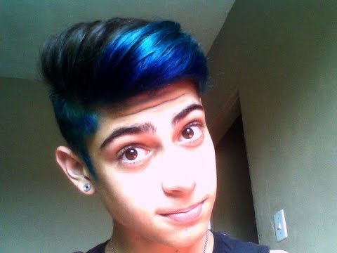 luzes azul no cabelo masculino