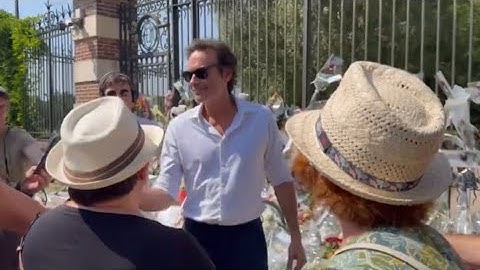 Obsèques d’Alain Delon : Ses fils Anthony et Alain-Fabien Delon émus devant les grilles de Douchy