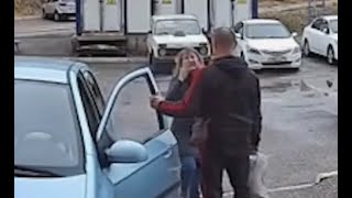 Женщина и парковка: перепутавшая педали автоледи влетела в будку и в подъезд в Башкирии