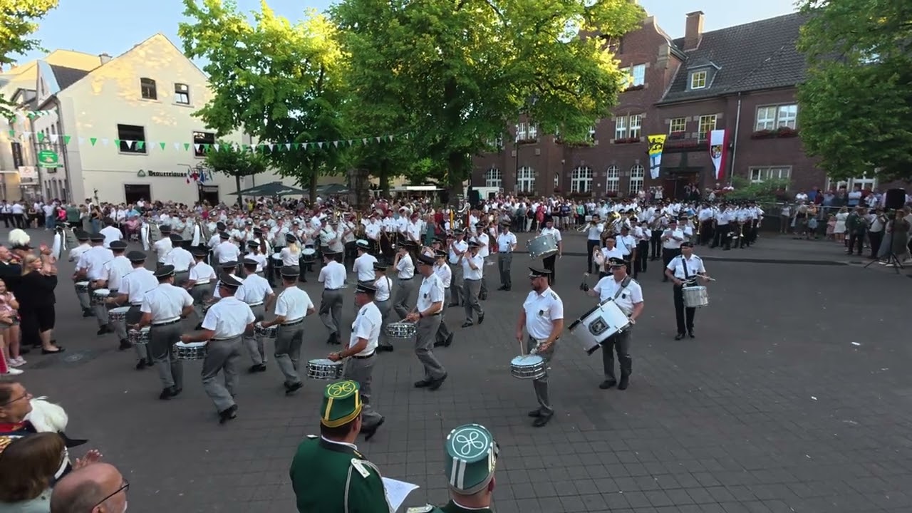 Schützenfest Dormagen 2025 | Abmarsch der Tambourcorps und Musikkapellen vom Rathausplatz
