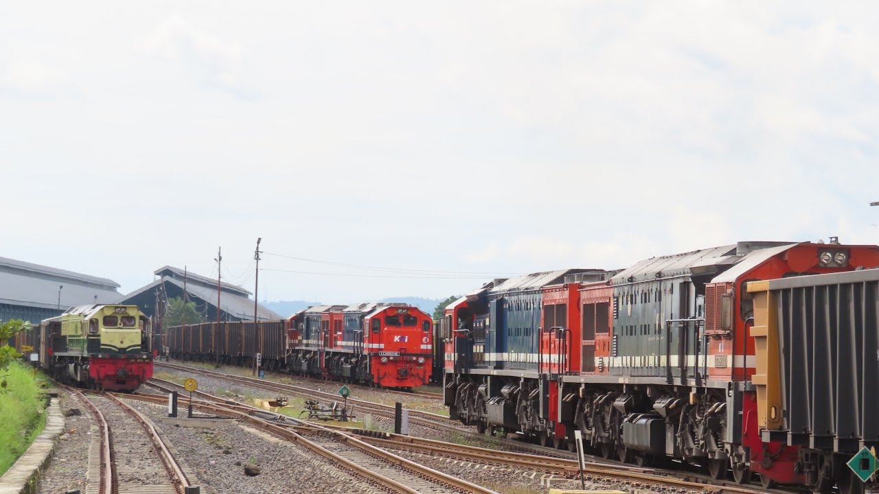 Nonton Kereta Api Babaranjang Super Panjang Di Stasiun Rejosari