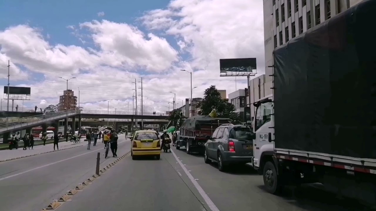 En medio de protestas permiten paso de vehículos de emergencia. Desplazamiento ambulancia.