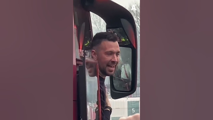 Honderden Ajax-supporters wachten spelersbus op na winst PSV