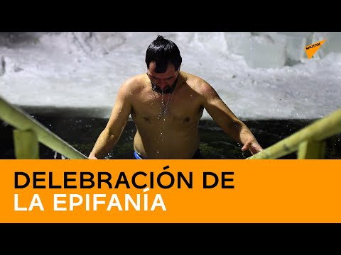 Un baño en aguas heladas: así celebran los rusos la Epifanía, una tradición religiosa ortodoxa