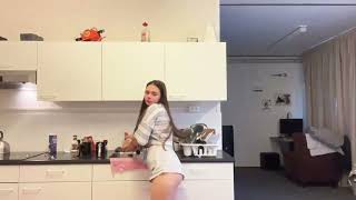 Apofigeaa Натянула Шорты И Вывалила Пол Жопы