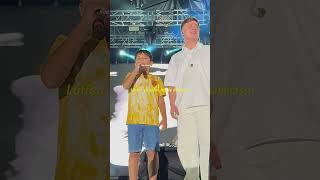 Poizi Minik Dinleyicisiyle “Yaparmısın Tanışmamış Gibi?” Şarkısını Söylüyor