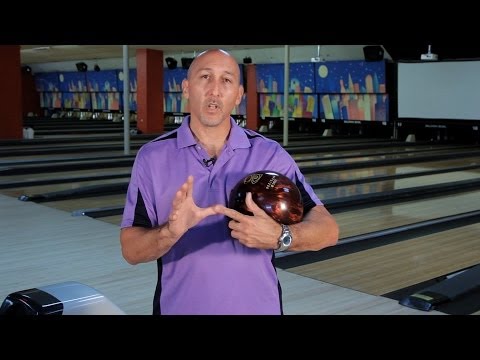 Video: How to Hold a Bowling Ball: 10 Steps (with Pictures)