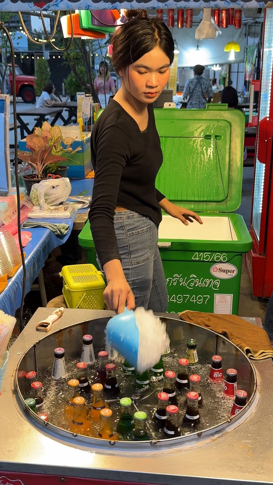 Only $1 Coke! Thai Girl Sells Slushy Cola