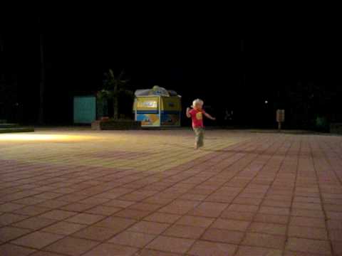 Little Lilly tanzt Salsa am Camping Al Boscetto im...