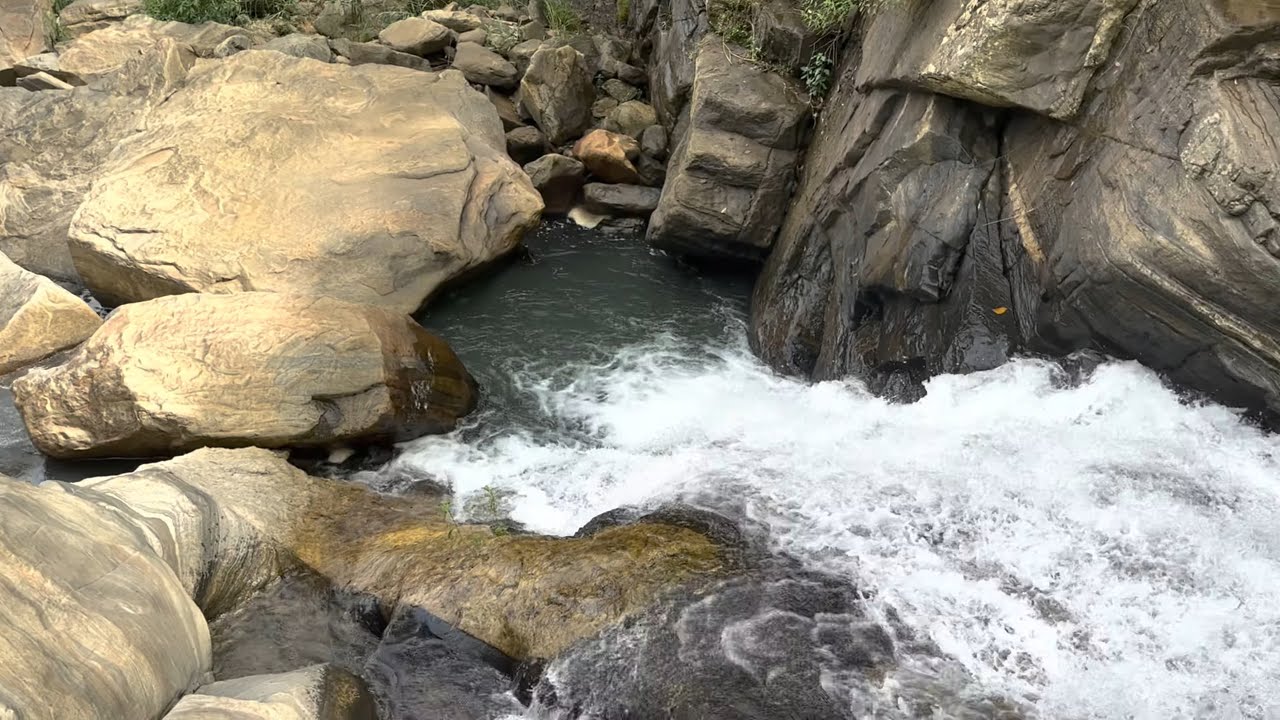 Beautiful Waterfall in Sri lanka || ravana Ella || Sri Lanka Tourist Places || Ravana Falls
