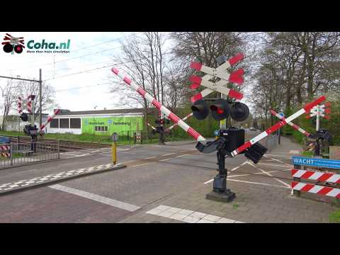 Spoorwegovergang -??4k??- Molenstraat, Vught, Noord Brabant // Dutch railroad crossing
