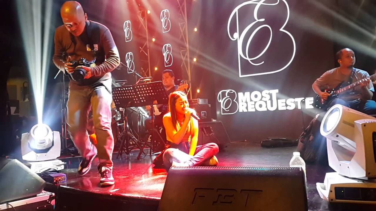 CHANDELIER version of Morissette na nakaupo. Matinding babae