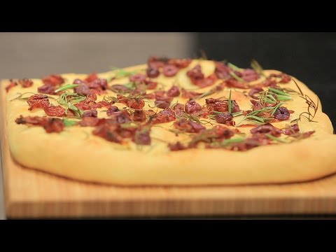 فيديو: كيفية خبز فطيرة الجبن بالطماطم المجففة