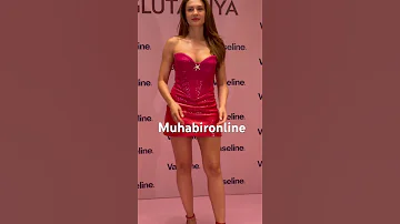 Burcu Özberk Göz Kamaştırıcı Kırmızı Elbisesiyle Katıldığı Geceyi Parlattı Shorts 