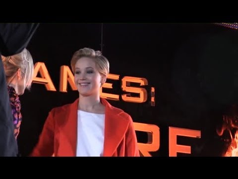 Video: Moda flopu: Jennifer Lawrence toy üçün yanlış paltar seçdi