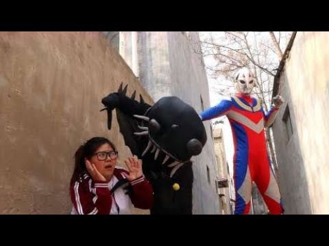 奥特曼真人版：臭鱼怪逮着小姑娘就暴打，奥特曼看到一招把它打趴