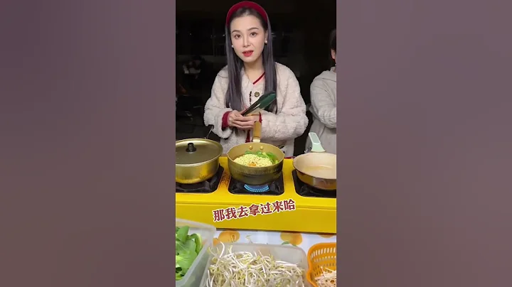 【路边摊小吃-街边美食-chinese street food】 街头泡面 老板还送了一个荷包蛋  #泡面  #shorts - 天天要闻