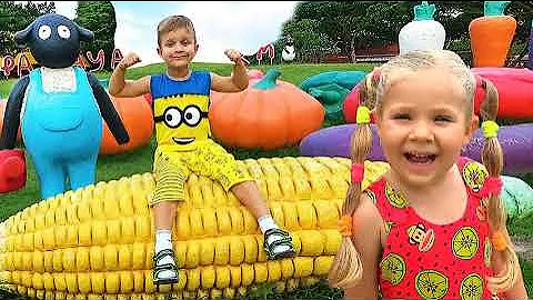 Diana and Roma play with Dad at farm sheep, fun family trip