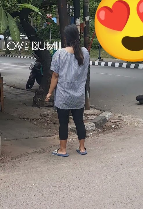Candid Bumil Hamil Muda Sedang Telfonan Di Pinggir Jalan