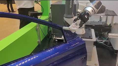 DISPENSING GLUE - Rainbow Robots distributed by Compar AG