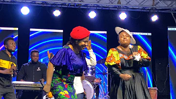 MERCY CHINWO AND CHIOMA JESUS PERFORMING ONEMMENMA LIVE ON STAGE AT AMANATOR 2021 PRAISE CRUSADE